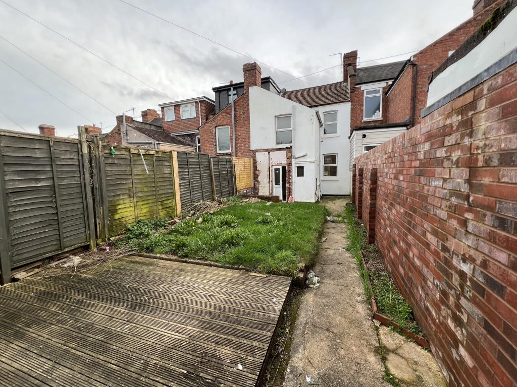 Lot: 13 - TWO-BEDROOM TERRACE HOUSE WITH GARDEN - General view of rear of property